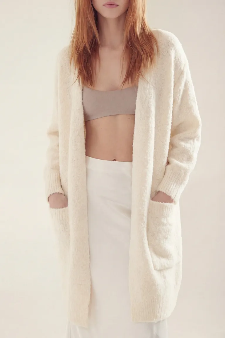 Tapado largo tejido con bolsillos frontales y diseño de frente abierto de Akiabara en Tapados para argentina