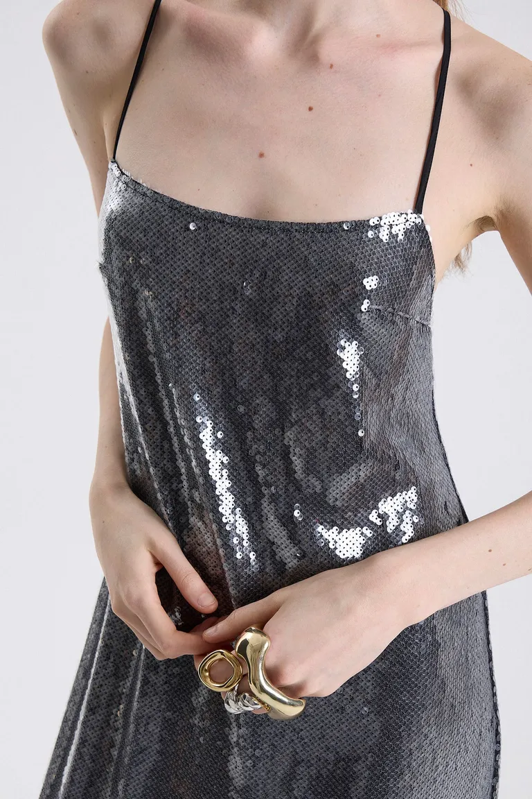 Vestido midi con breteles finos y acabado brillante de calce holgado de Maria Cher en Vestidos para argentina