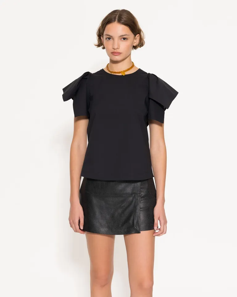 Top negro con volados y detalles dorados de diseño moderno y elegante de Jazmin Chebar en Tops para argentina