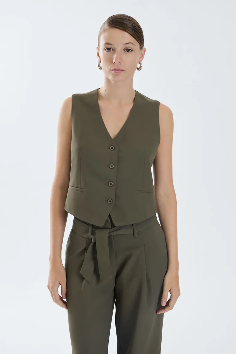 Chaleco sastrero de corte clásico con cierre frontal de botones y diseño entallado de Portsaid en Chalecos para argentina