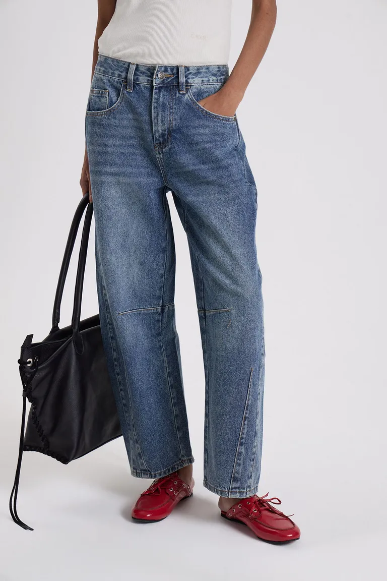 Jean de tiro medio con silueta barrel, piernas curvas y detalle de pinzas en rodillas largo cropped de Maria Cher en Pantalones para argentina