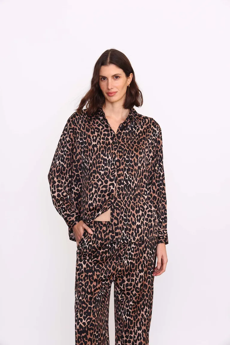 Camisa animal print de corte clásico y silueta femenina de Yagmour en Camisas para argentina
