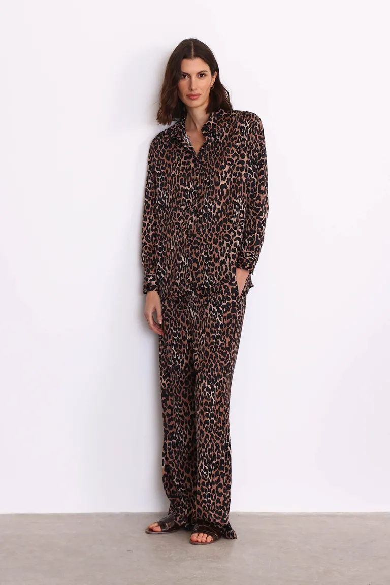 Camisa animal print de corte clásico y silueta femenina de Yagmour en Camisas para argentina