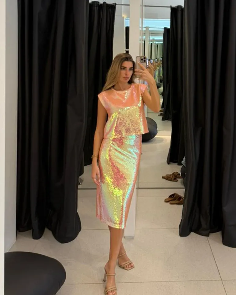 Top confeccionado en lentejuelas con diseño recto y manga caída de Naíma en Tops para argentina