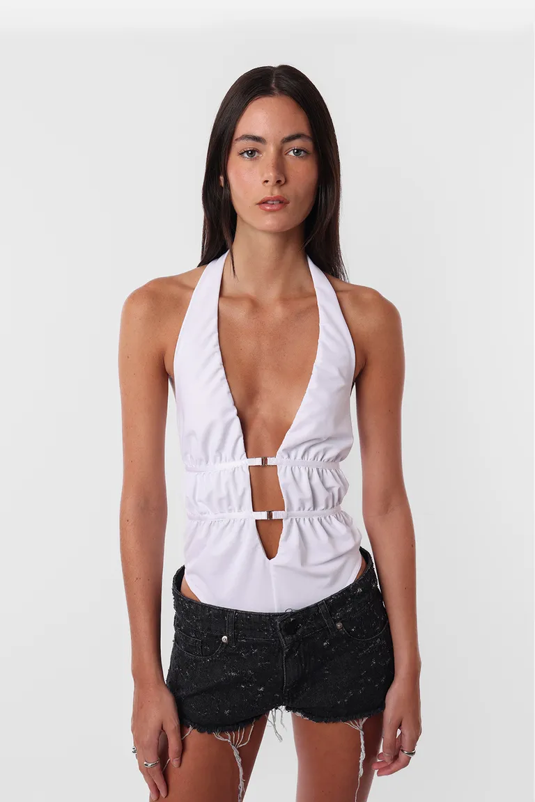 Shorts de jean con micro roturas y desflecado en el ruedo para un estilo urbano y moderno de Top White en Shorts para argentina