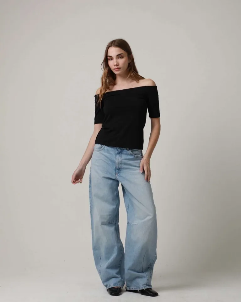 Remera de hombros descubiertos en algodón y licra para mujer de Hesed en Remeras para argentina