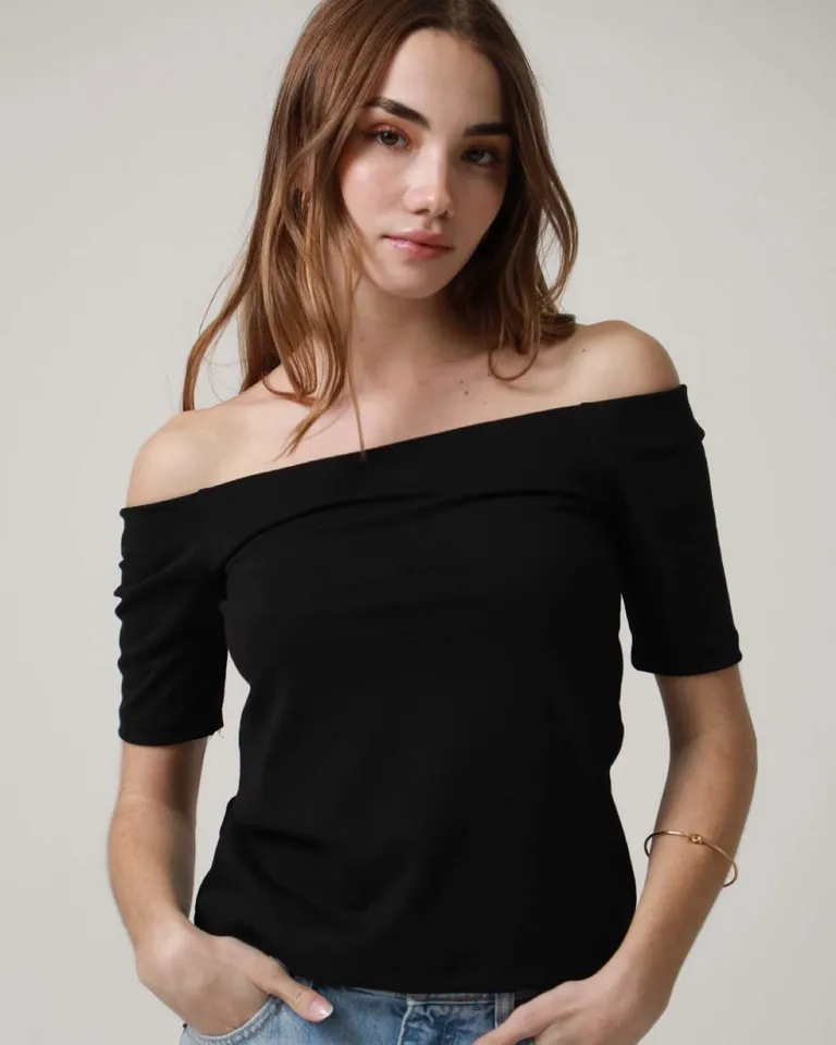 Remera de hombros descubiertos en algodón y licra para mujer de Hesed en Remeras para argentina