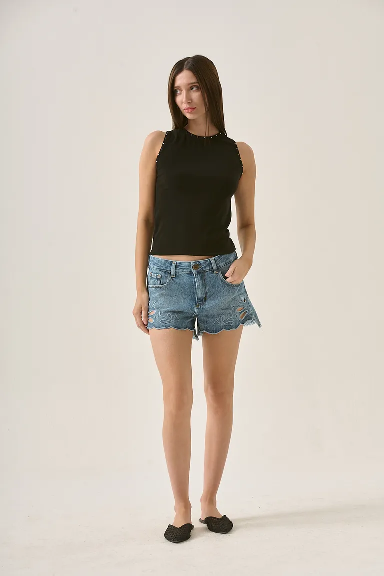 Short de denim con detalles bordados y ruedo festoneado de Sweet en Shorts para argentina