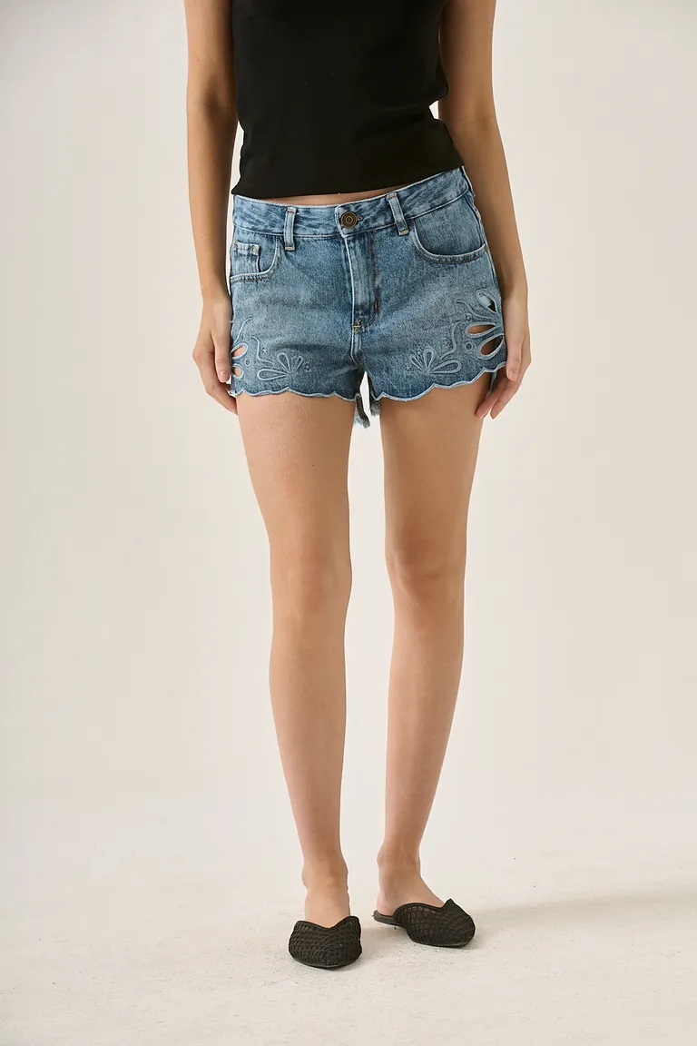 Short de denim con detalles bordados y ruedo festoneado de Sweet en Shorts para argentina