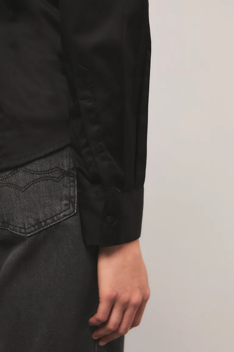 Camisa de mujer con cuello italiano botones ocultos y detalles bordados en puños de Kosiuko en Camisas para argentina