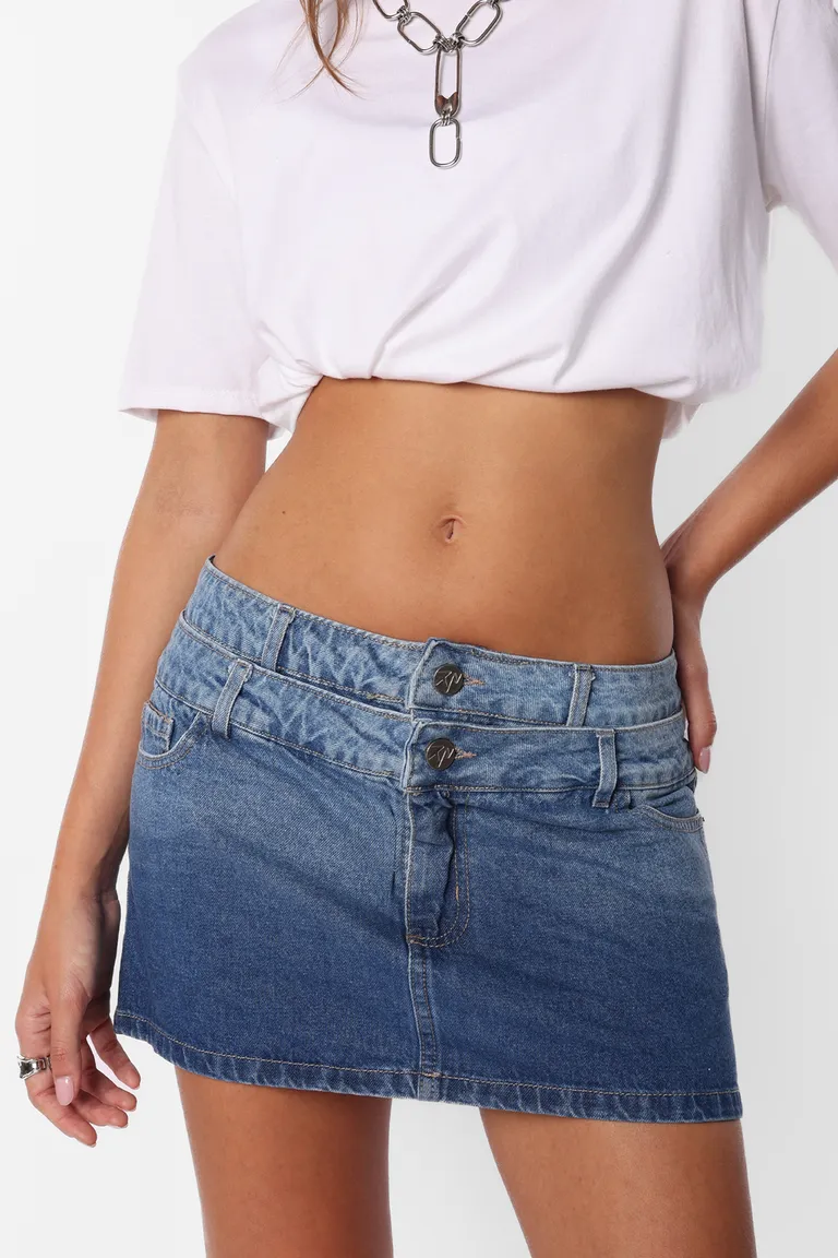 Mini falda de denim de doble cintura con cierre metálico y detalles personalizados de Top White en Faldas para argentina