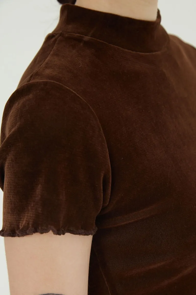 Remera manga corta con cuello alto y terminaciones onduladas en ruedo y mangas de Las Pepas en Remeras para argentina