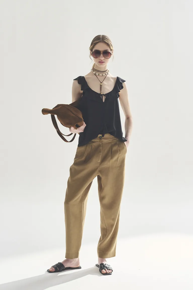 Blusa negra de escote pronunciado con volantes para un estilo casual y elegante de Akiabara en Blusas para argentina