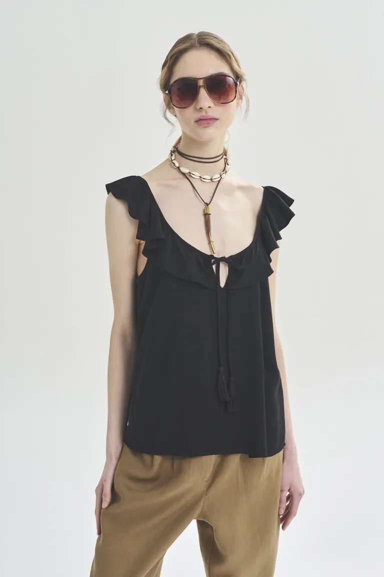 Blusa negra de escote pronunciado con volantes para un estilo casual y elegante de Akiabara en Blusas para argentina