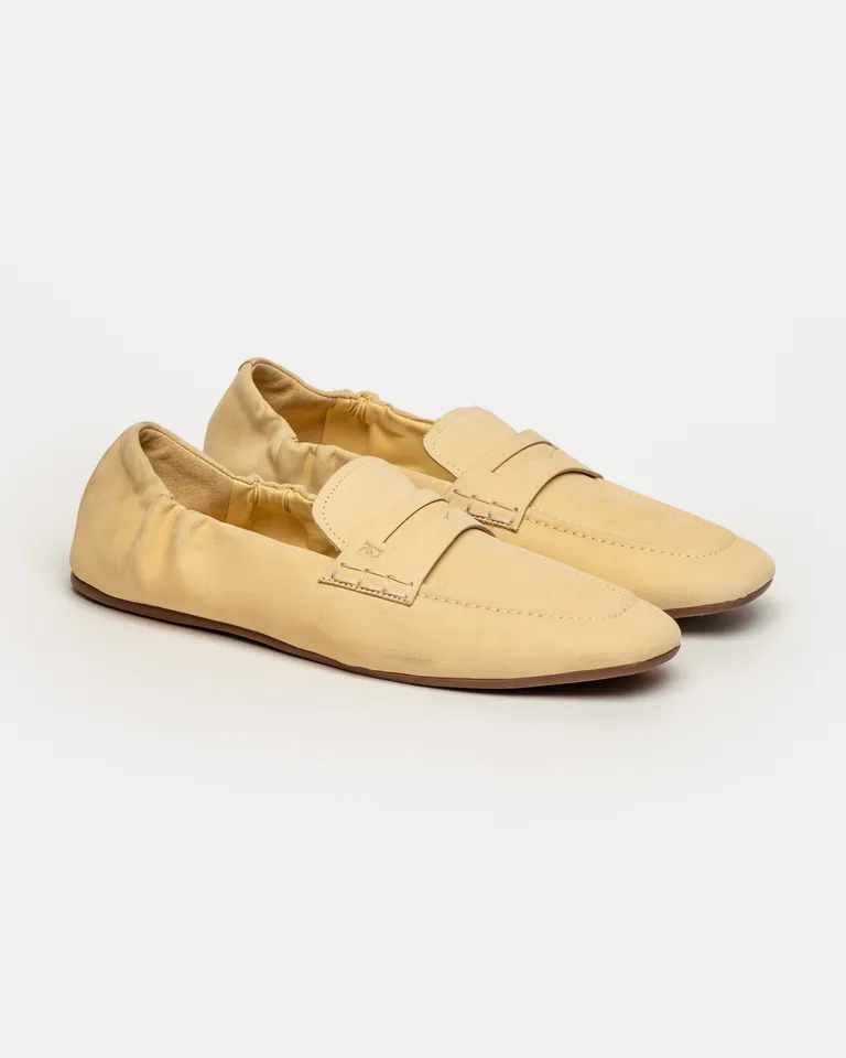 Mocasín de cuero nobuk con diseño artesanal y suela flexible de Prüne en Mocasines para argentina