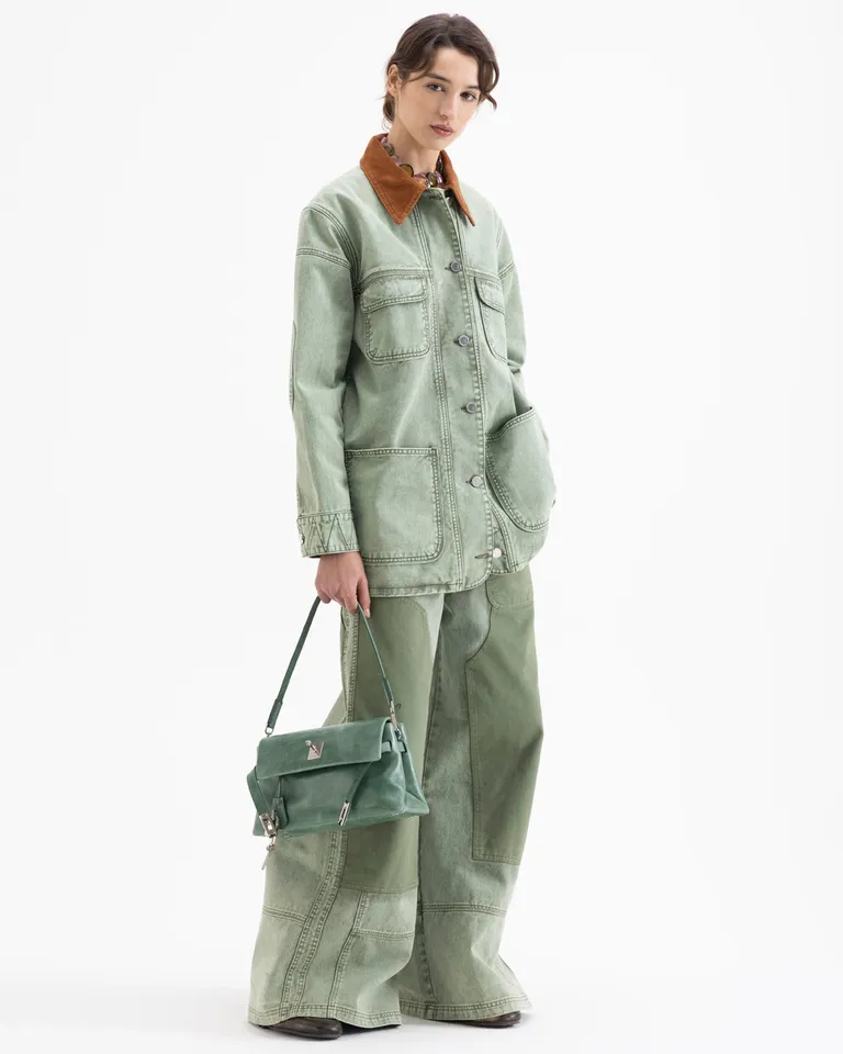 Chaqueta estilo utilitario con cuello de corderoy bolsillos frontales y cierre con botones a presión de Jazmin Chebar en Chaquetas para argentina