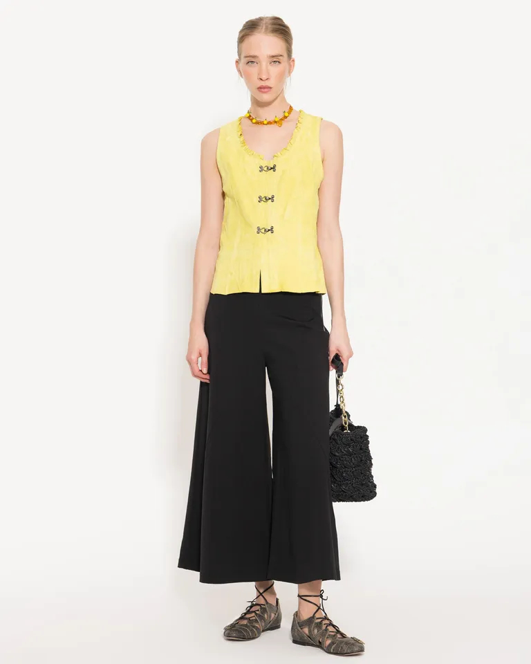 Pantalón aurelia de corte ancho con detalles diagonales, de silueta fluida y elegante. de Jazmin Chebar en Pantalones para argentina