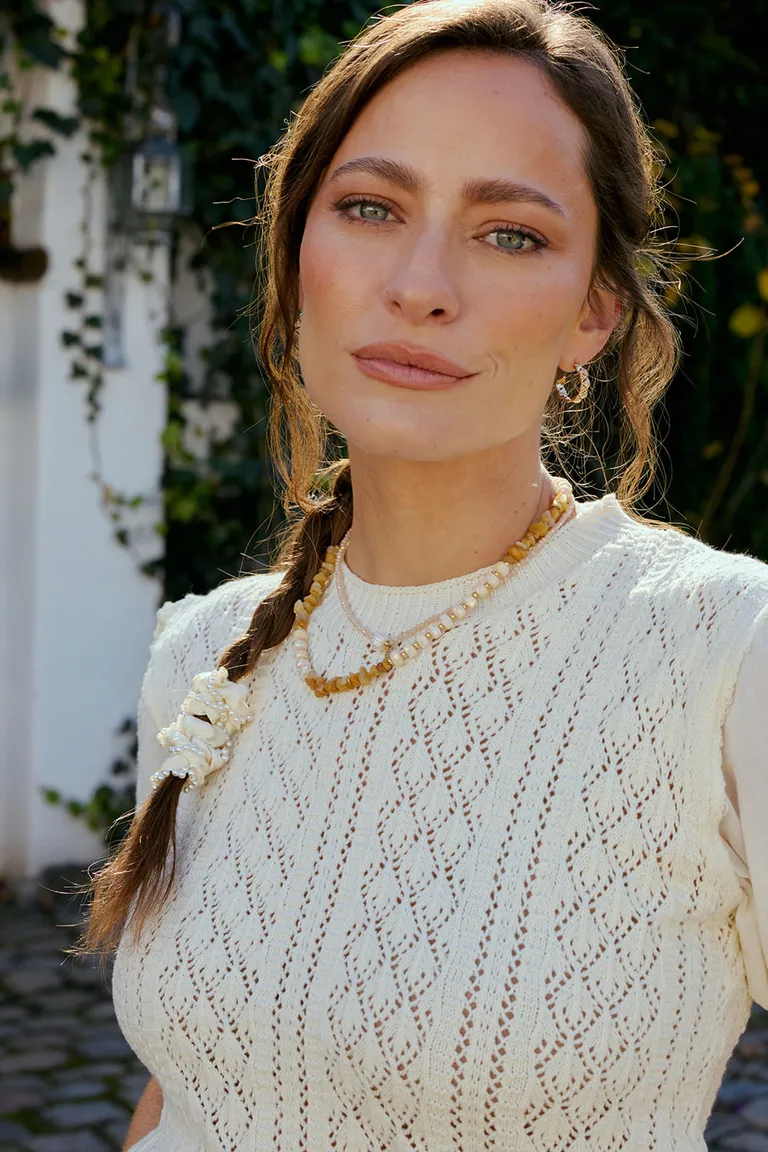 Sofisticada remera blanca con bordado de crochet en las mangas y ajuste en la cintura de Indiastyle en Remeras para argentina