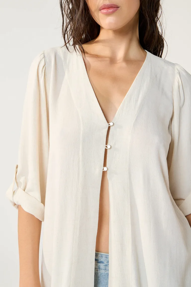 Camisa blanca de lino con escote en V y detalles de botones - Prenda versátil y cómoda para mujer de Cuesta Blanca en Camisas para argentina