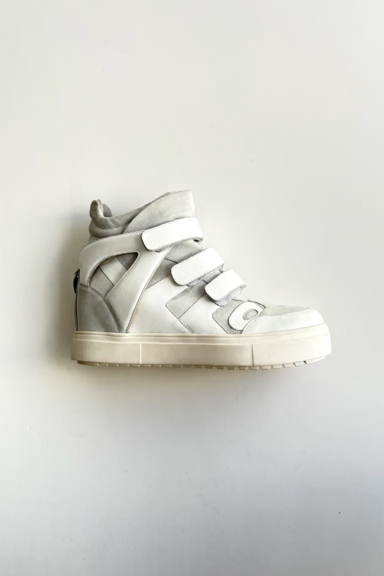 Zapatillas de cuero gamuza y cuero liso con taco interno de Allo Martinez en Zapatillas para argentina