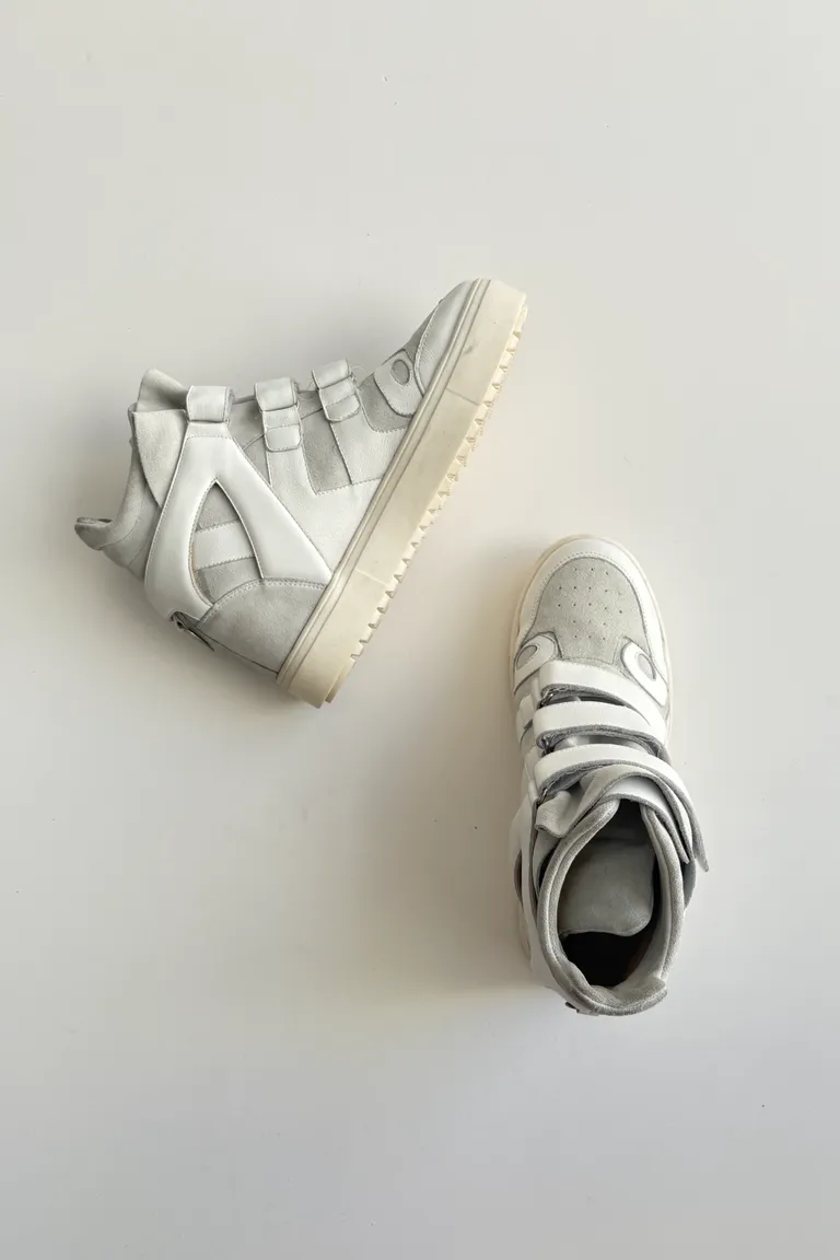 Zapatillas de cuero gamuza y cuero liso con taco interno de Allo Martinez en Zapatillas para argentina