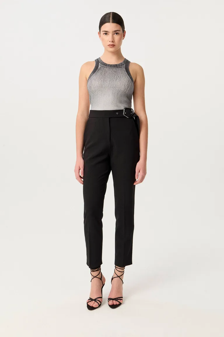 Remera sin mangas de corte anatómico y estilo urbano para mujer de Markova en Tops para argentina