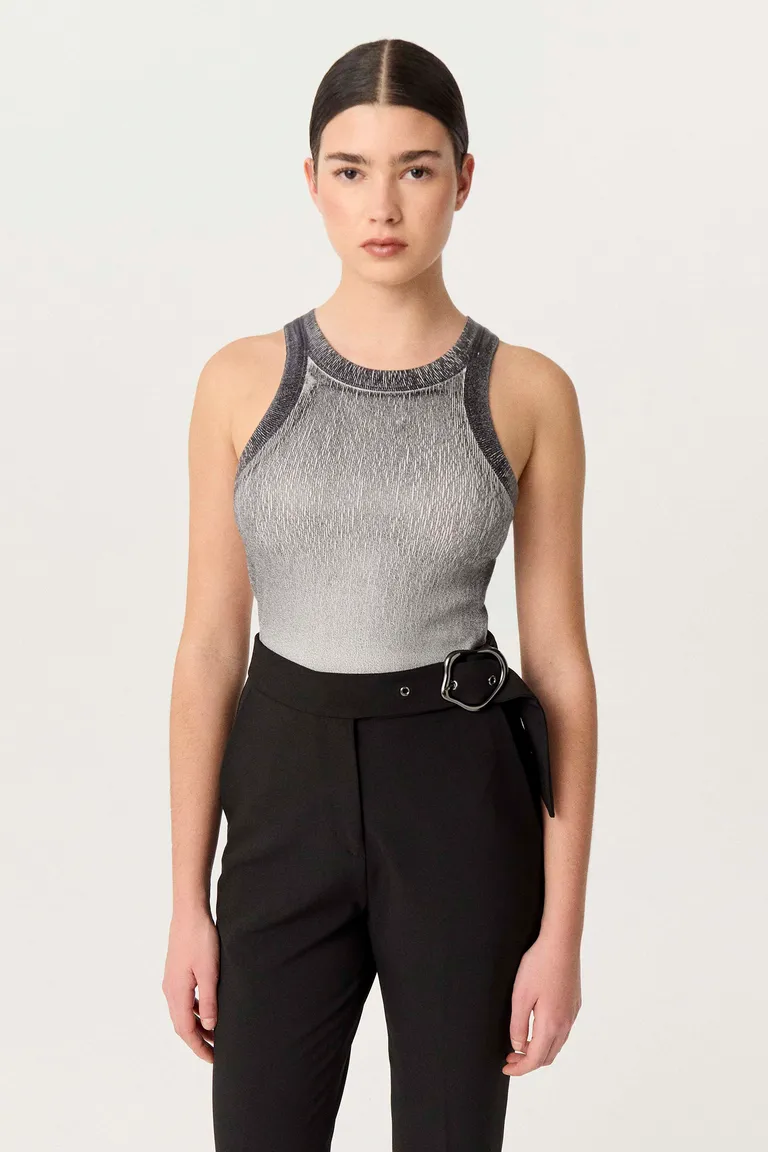 Remera sin mangas de corte anatómico y estilo urbano para mujer de Markova en Tops para argentina