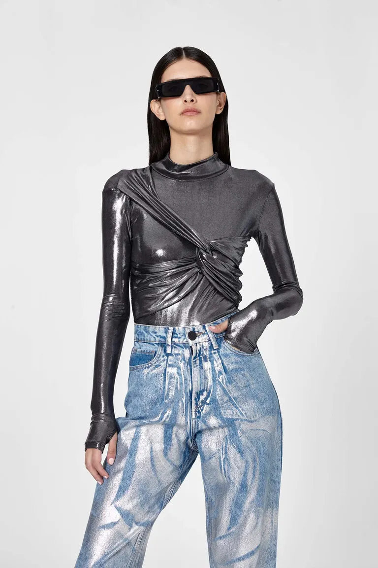 Top de cuello alto y mangas largas en jersey plata con nudo en el delantero de Naíma en Tops para argentina