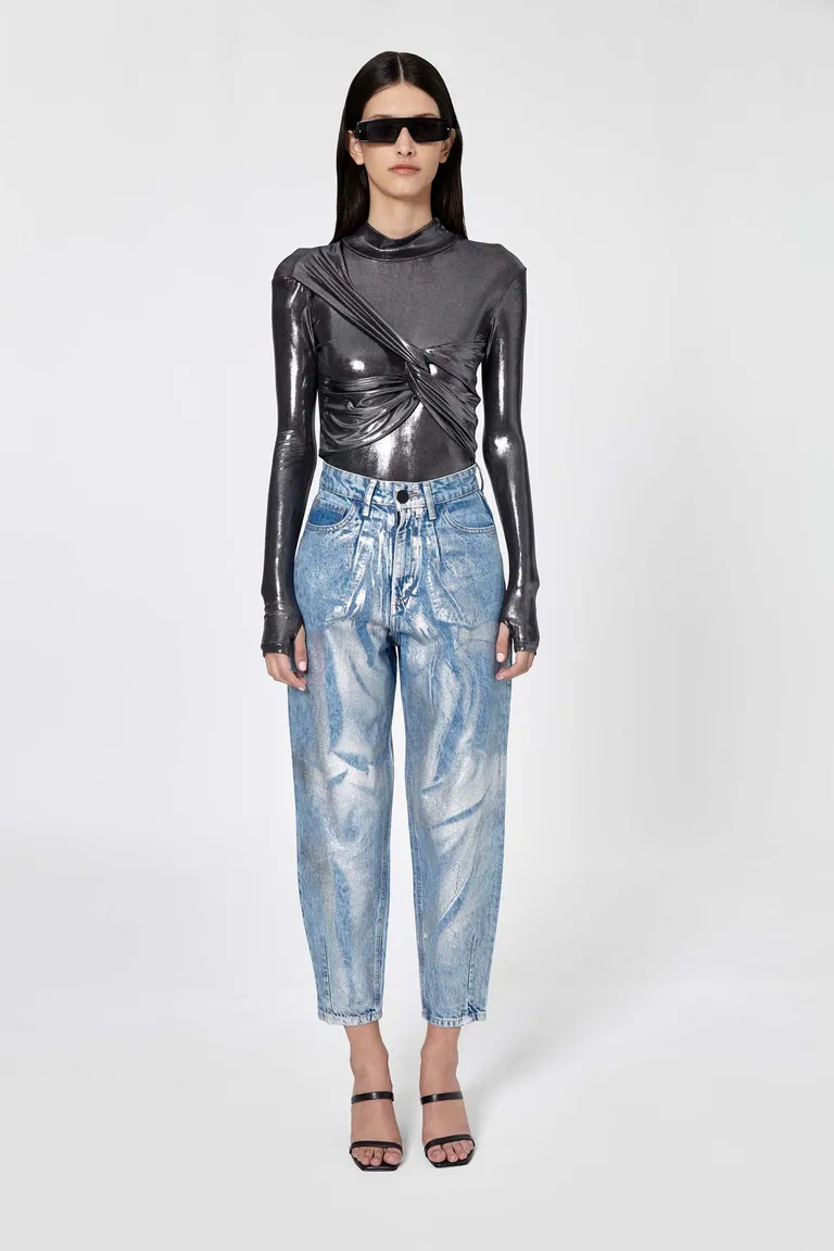 Top de cuello alto y mangas largas en jersey plata con nudo en el delantero de Naíma en Tops para argentina