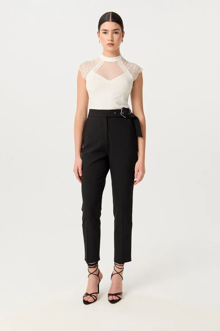 Remera de microfibra opaca con detalles de encaje en los hombros y cuello alto de Markova en Remeras para argentina