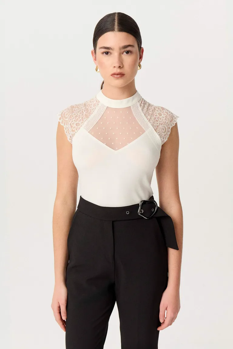 Remera de microfibra opaca con detalles de encaje en los hombros y cuello alto de Markova en Remeras para argentina