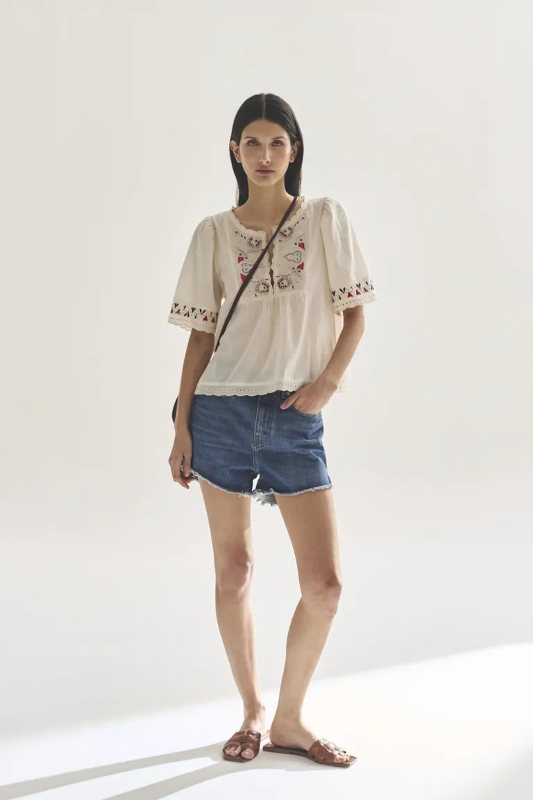 Blusa blanca con detalles bordados y mangas cortas para mujer de Akiabara en Blusas para argentina