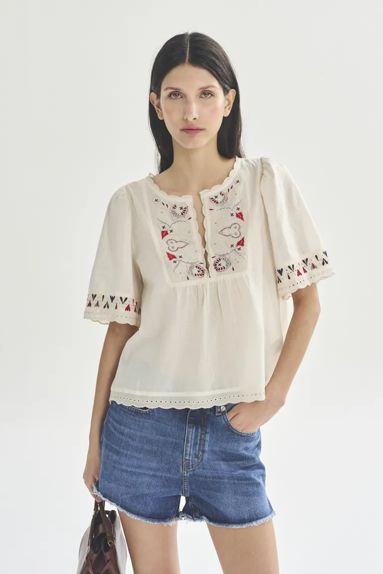 Blusa blanca con detalles bordados y mangas cortas para mujer de Akiabara en Blusas para argentina