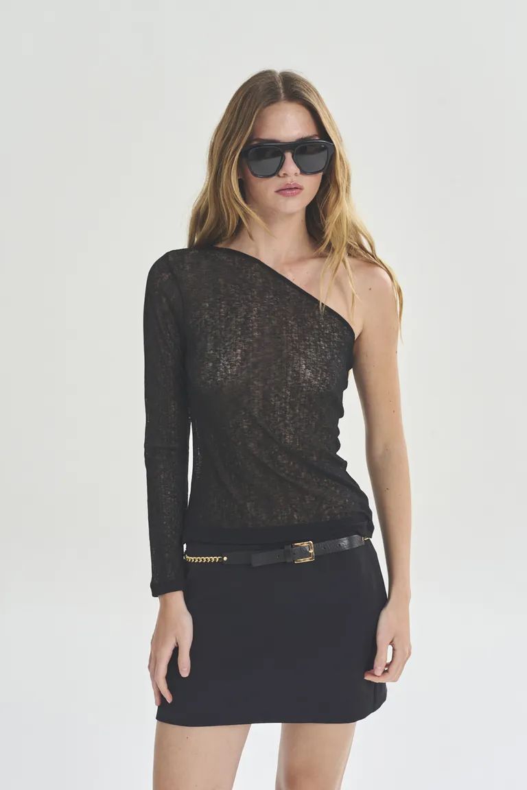 Remera asimétrica de manga larga en color negro para mujer de Akiabara en Remeras para argentina