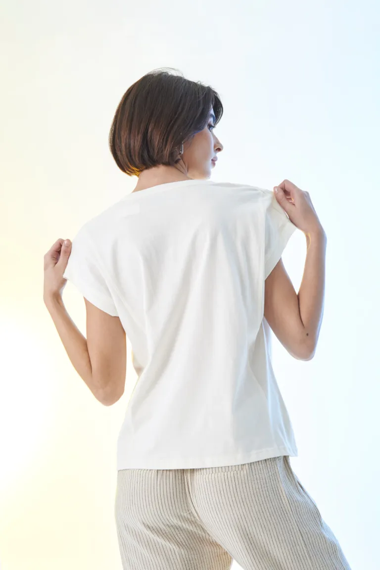 Remera de diseño con estampado de acantilados marítimos para mujer de Apricot en Remeras para argentina