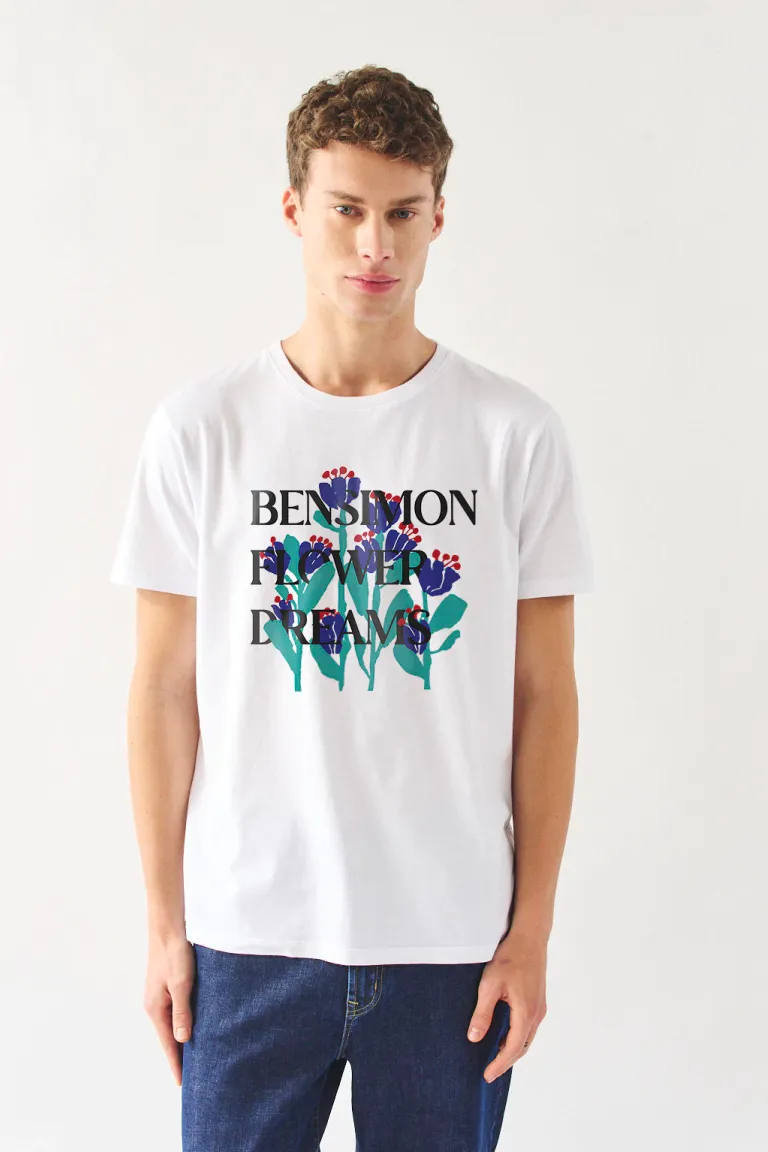 Remera de diseño con estampa llamativa y corte regular para hombre de Bensimon en Remeras y Polos para argentina