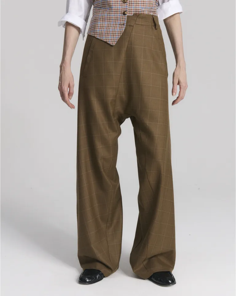 Pantalón sastrero de tiro largo con pliegue cruzado en cintura y bolsillos de Blue Sheep en Pantalones para argentina