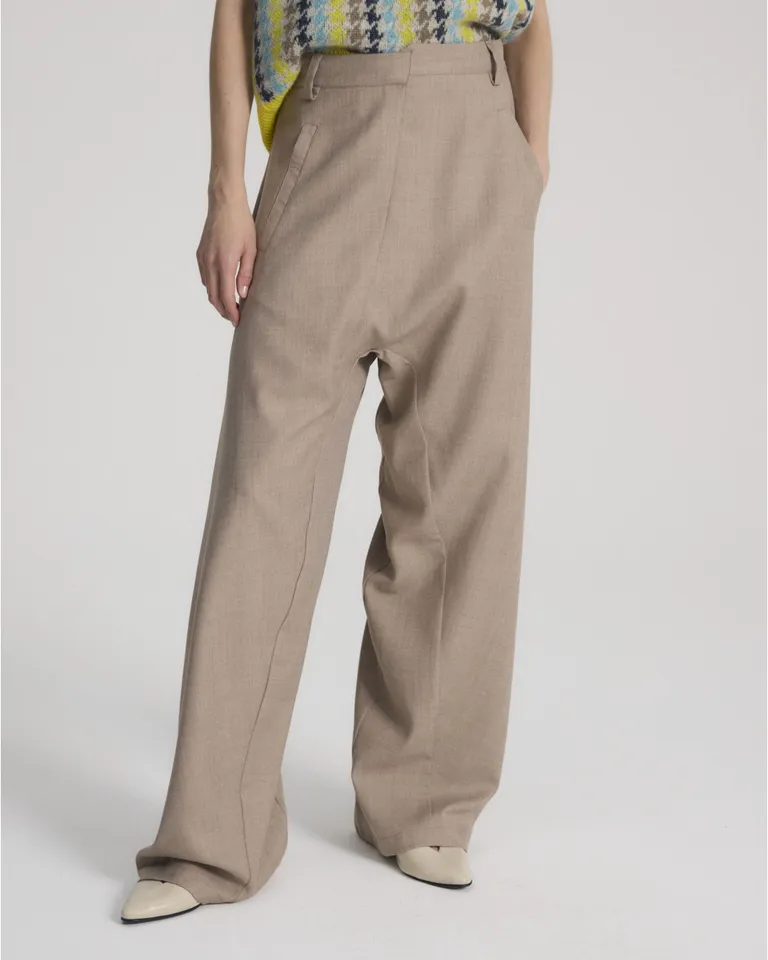 Pantalón sastrero de tiro largo con pliegue cruzado en cintura y bolsillos de Blue Sheep en Pantalones para argentina