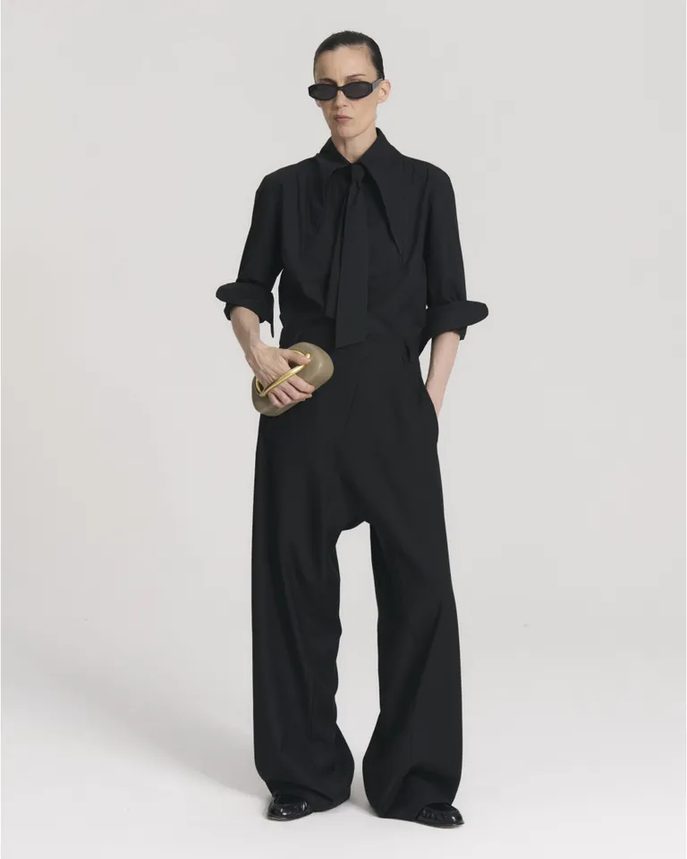 Pantalón sastrero de tiro largo con pliegue cruzado en cintura y bolsillos de Blue Sheep en Pantalones para argentina