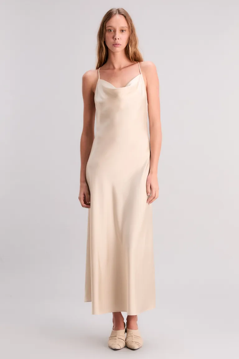 Vestido maxi en satén con escote buche y breteles ajustables de Kosiuko en Vestidos para argentina