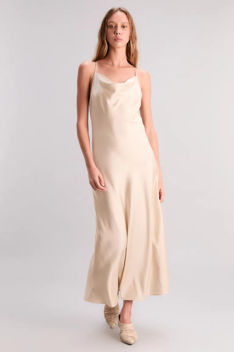 Vestido maxi en satén con escote buche y breteles ajustables de Kosiuko en Vestidos para argentina