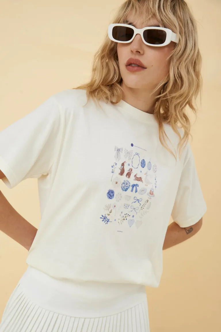Remera de mujer con estampado de elementos gráficos de Apricot en Remeras para argentina