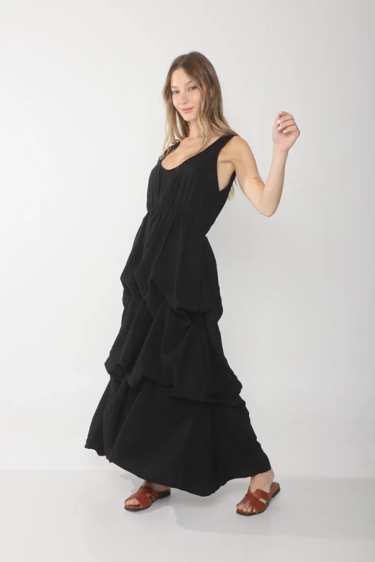 Vestido de saten negro con diseño balloon hasta el tobillo y frunces de Belle en Vestidos para argentina