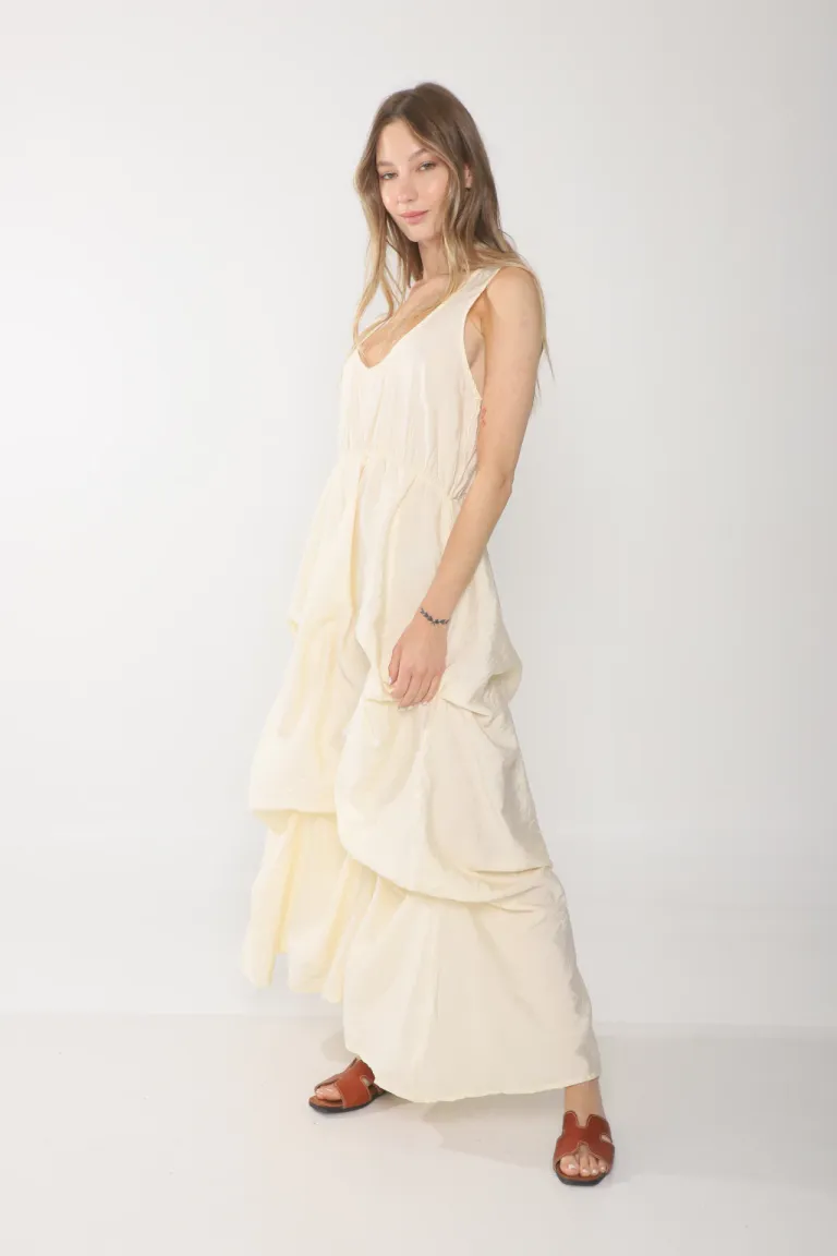 Vestido de saten negro con diseño balloon hasta el tobillo y frunces de Belle en Vestidos para argentina