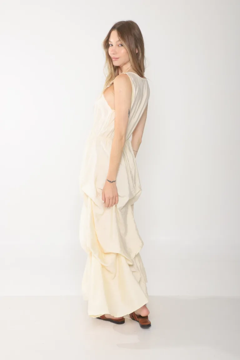 Vestido de saten negro con diseño balloon hasta el tobillo y frunces de Belle en Vestidos para argentina