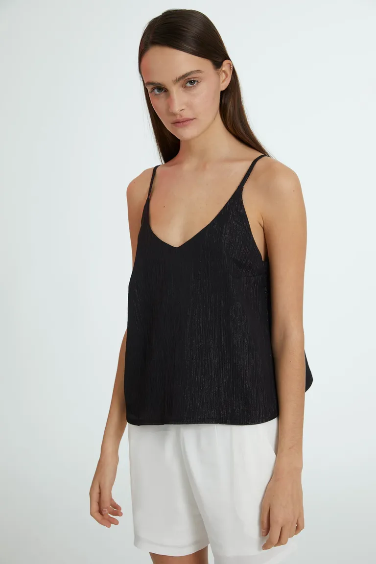 Top negro con breteles regulables, diseño elegante y versátil para mujer de Naíma en Tops para argentina