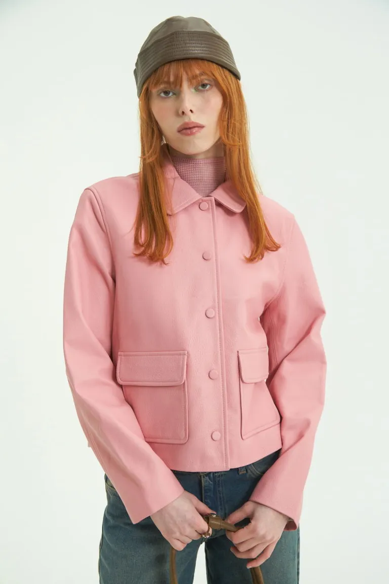 Chaqueta de cuero ovina con botones forrados en cuero, bolsillos y cuello camisero de Las Pepas en Chaquetas para argentina