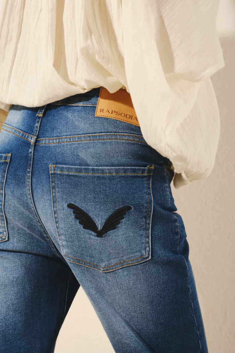 Pantalones de mezclilla de tiro medio con lavado localizado y cierre con botón de Rapsodia en Pantalones para argentina