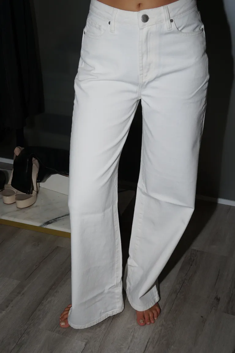 Pantalón wide leg en denim blanco de corte holgado y cierre reforzado para un look relajado y moderno de Naíma en Pantalones para argentina