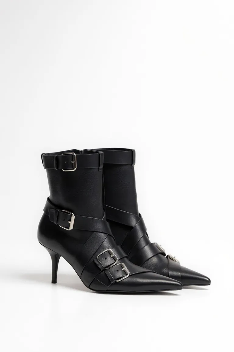 Botas Negras con Hebillas - Diseño Elegante y Versátil para un Estilo Urbano y Sofisticado de Maria Cher en Botas y Botinetas para argentina
